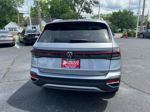 Used 2025 Volkswagen Taos SE AWD/4WD image 7