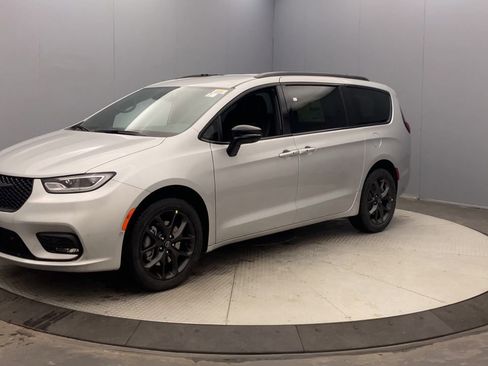 New 2026 Chrysler Pacifica Select w/ S Appearance Package image 9