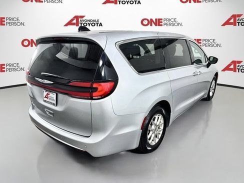 Used 2024 Chrysler Pacifica Touring-L FWD image 7