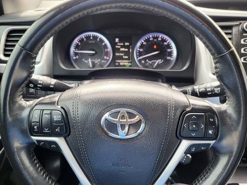Used 2019 Toyota Highlander SE image 22