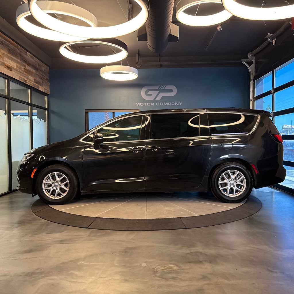 Used 2023 Chrysler Pacifica Touring-L FWD image 6