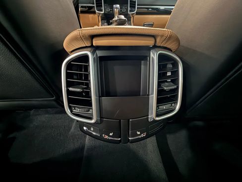 Used 2018 Porsche Cayenne Platinum Edition w/ Premium Package Plus image 34