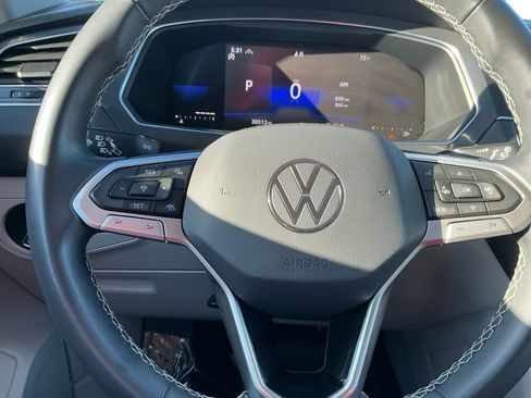 Used 2022 Volkswagen Tiguan SE w/ Panoramic Sunroof Package image 19