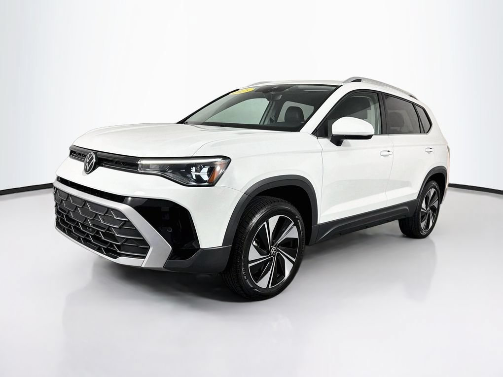 Used 2025 Volkswagen Taos SE AWD/4WD image 3