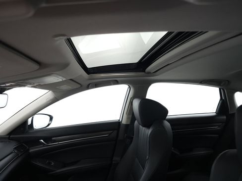 Used 2018 Honda Accord Touring image 6