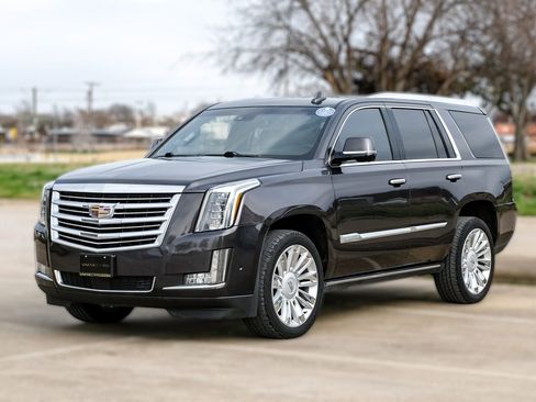 Used 2017 Cadillac Escalade Platinum image 2