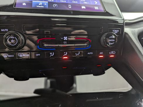 Used 2024 Jeep Grand Cherokee Laredo X image 20