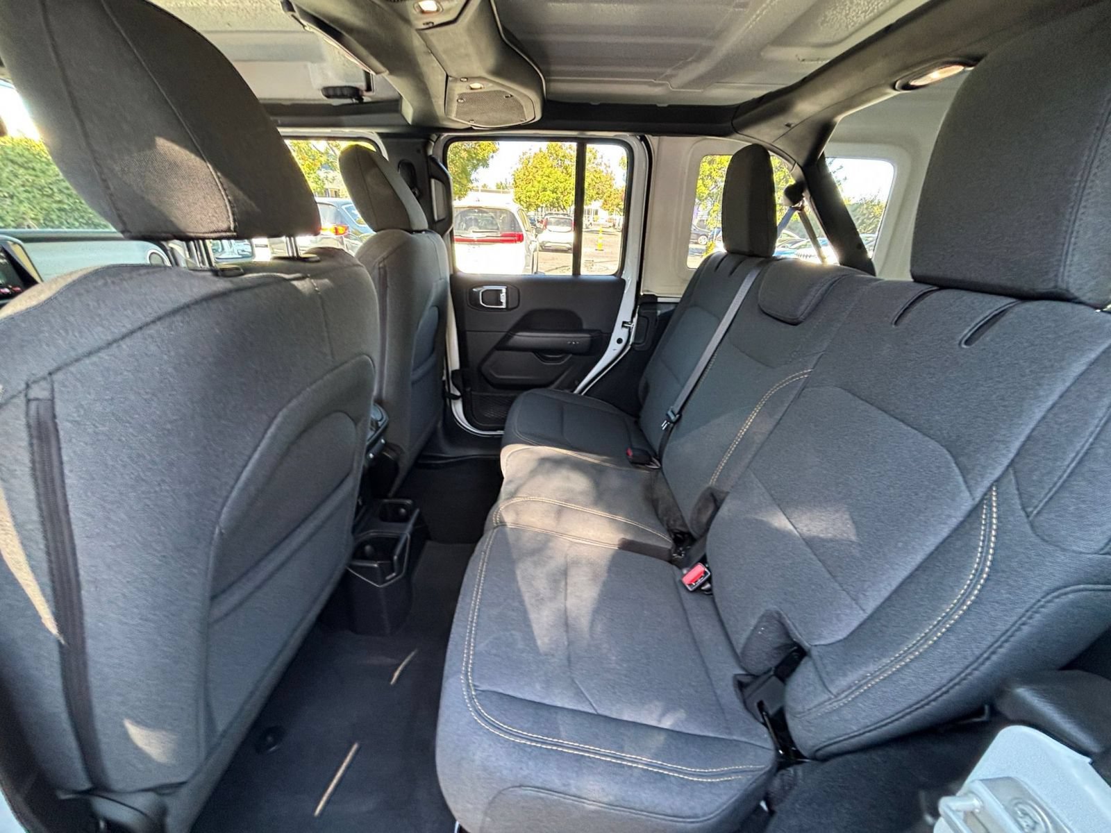 Used 2025 Jeep Wrangler Unlimited Sahara AWD/4WD image 25