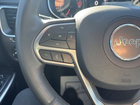 Used 2020 Jeep Cherokee Latitude Plus w/ Comfort/Convenience Group image 19