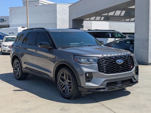 Used 2025 Ford Explorer ST AWD/4WD image 3