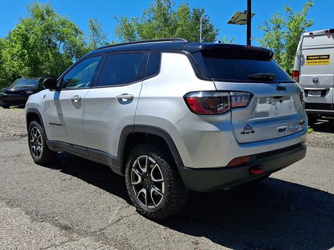 Used 2025 Jeep Compass Trailhawk AWD/4WD image 3
