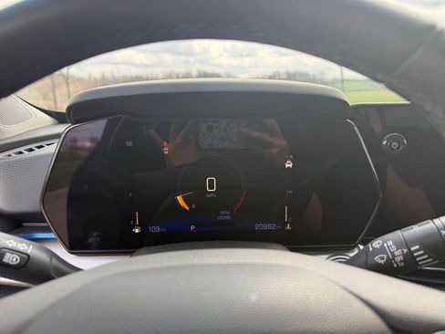 Used 2025 Chevrolet Trax LT w/ LT Convenience Package image 33