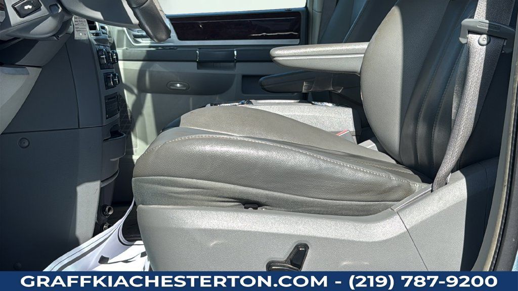 Used 2010 Chrysler Town & Country Touring FWD image 16