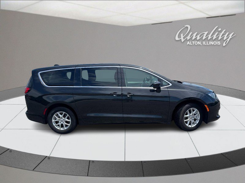 Used 2023 Chrysler Voyager LX FWD image 3
