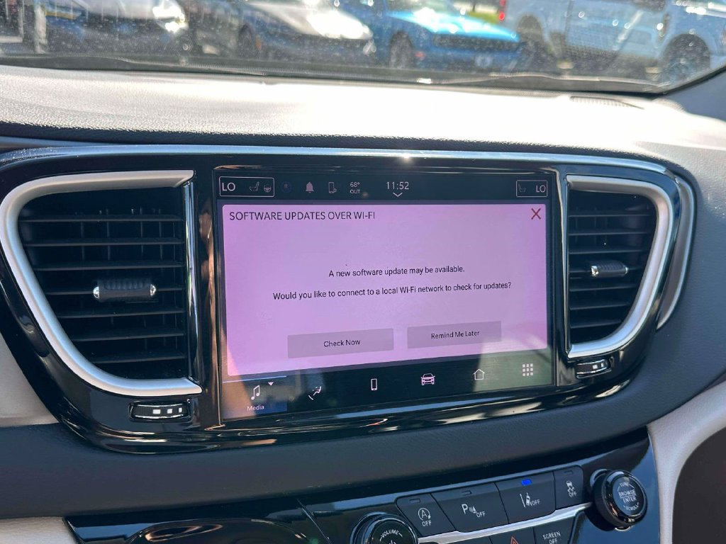 Used 2023 Chrysler Pacifica Touring-L FWD image 27
