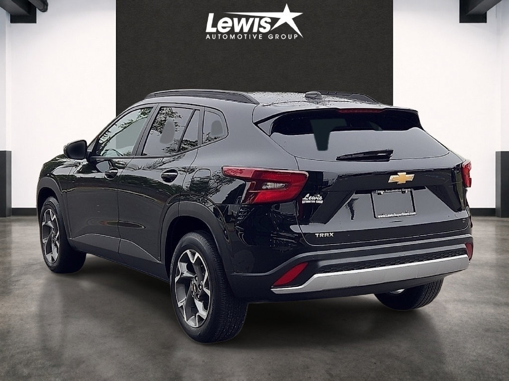 Used 2025 Chevrolet Trax LT w/ Driver Confidence Package FWD image 3
