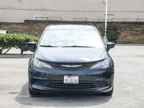 Used 2019 Chrysler Pacifica L image 2