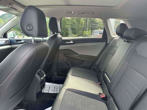 Certified 2022 Volkswagen Taos SE w/ Panoramic Sunroof Package image 9