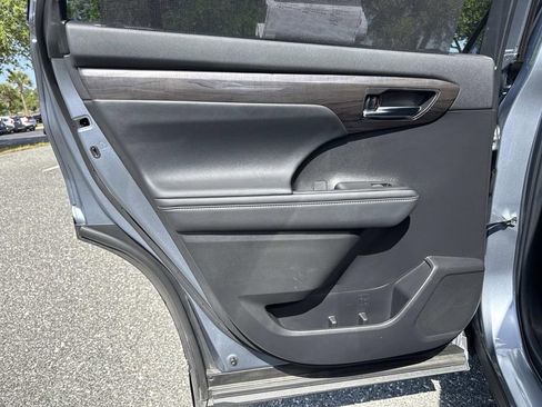 Used 2022 Toyota Highlander Platinum FWD image 13