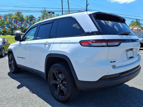 Used 2023 Jeep Grand Cherokee Limited w/ Black Appearance Package AWD/4WD image 4