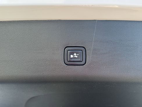 Used 2021 Chevrolet Traverse LT image 6