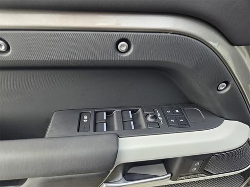Used 2024 Land Rover Defender 110 SE image 18