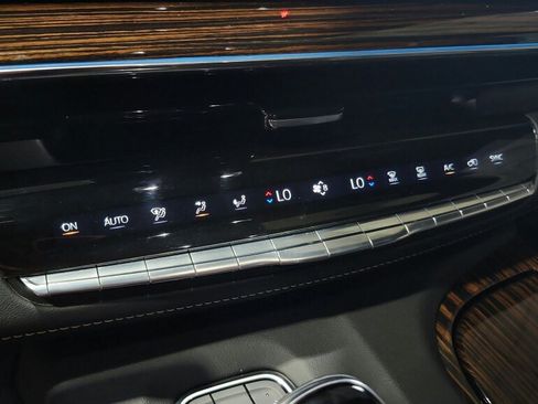 Used 2023 Cadillac Escalade Luxury AWD/4WD image 31
