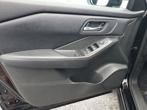 Used 2024 Nissan Rogue SV FWD image 17