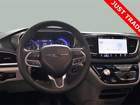 Used 2024 Chrysler Pacifica Touring-L image 26