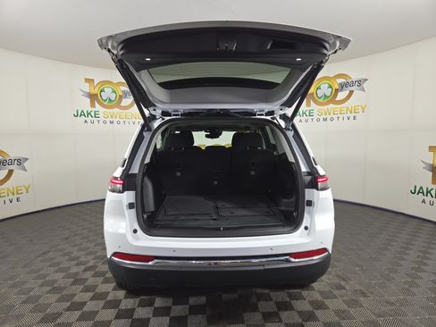 Used 2023 Jeep Grand Cherokee Laredo w/ Luxury Tech Group I AWD/4WD image 33