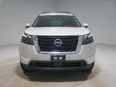 Used 2025 Nissan Pathfinder SV image 2