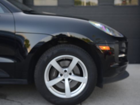 Certified 2019 Porsche Macan AWD/4WD image 11
