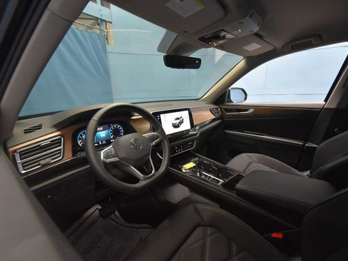 Used 2024 Volkswagen Atlas SE w/ Black Wheel Package image 2