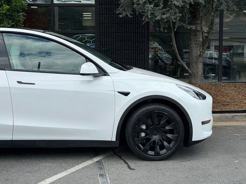 Used 2022 Tesla Model Y Long Range AWD/4WD image 23