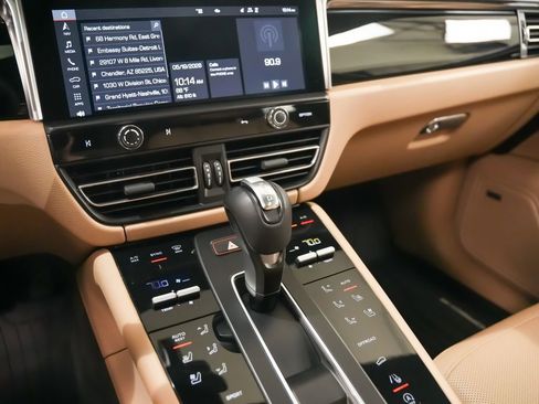 Certified 2022 Porsche Macan AWD/4WD image 32