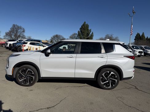 Used 2024 Mitsubishi Outlander FWD image 2