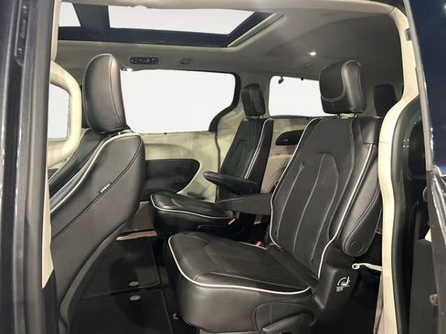 Used 2023 Chrysler Pacifica Limited image 13