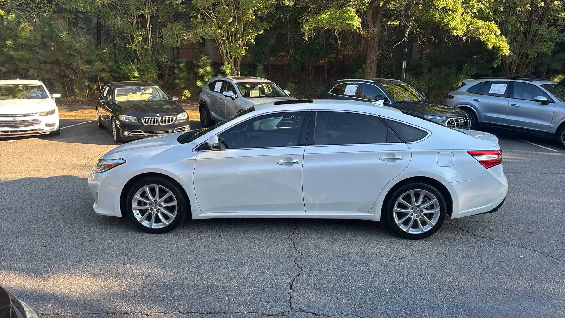 Used 2013 Toyota Avalon Limited w/ Technology Pkg FWD image 8