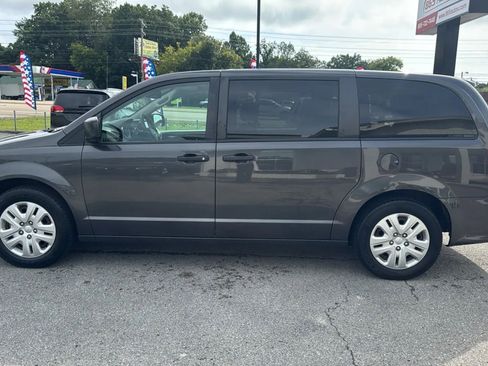 Used 2019 Dodge Grand Caravan SE w/ UConnect Hands-Free Group FWD image 2