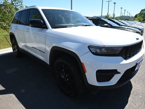 Used 2024 Jeep Grand Cherokee Altitude AWD/4WD image 14