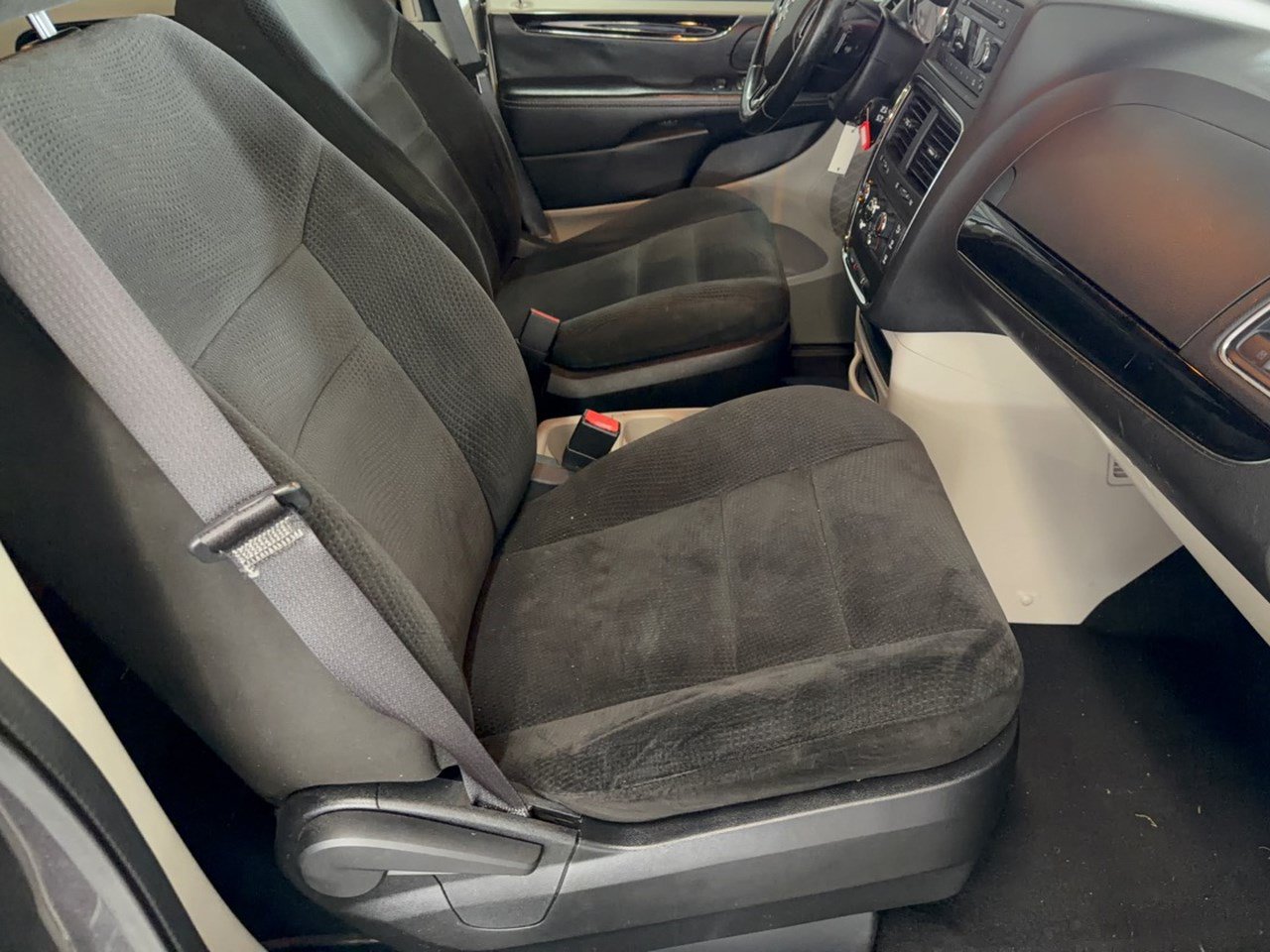 Used 2016 Dodge Grand Caravan SE FWD image 30