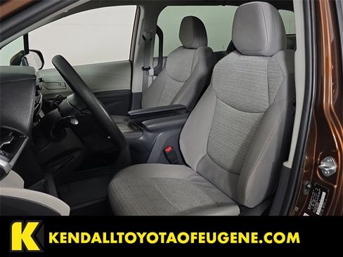 Used 2023 Toyota Sienna LE image 15