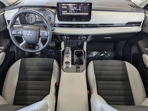 Used 2025 Mitsubishi Outlander SE FWD image 17