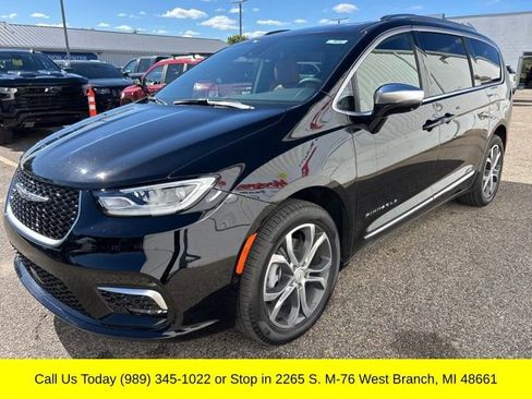 Used 2026 Chrysler Pacifica Pinnacle image 4