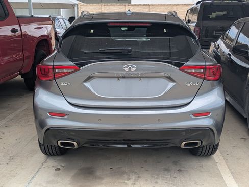 Used 2017 INFINITI QX30 Premium w/ Navigation Package FWD image 4