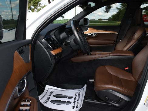 Used 2022 Volvo XC90 T6 Momentum w/ Advanced Package AWD/4WD image 11