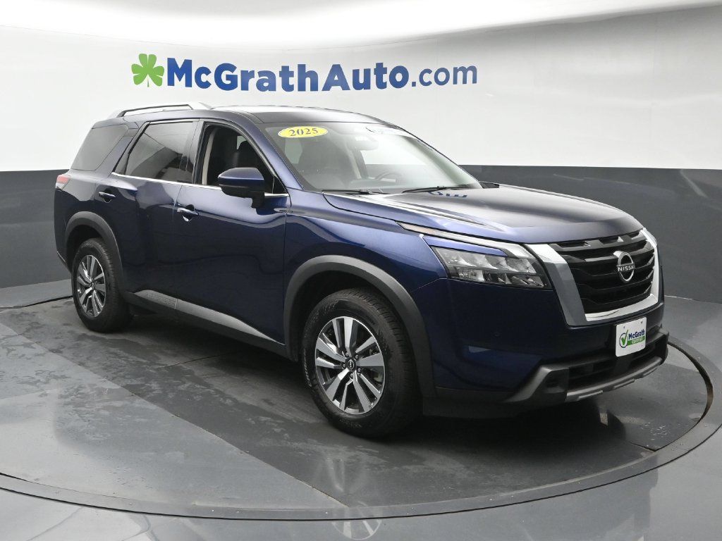 Used 2025 Nissan Pathfinder SL AWD/4WD image 2