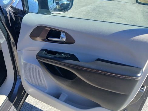 Used 2017 Chrysler Pacifica Touring image 18