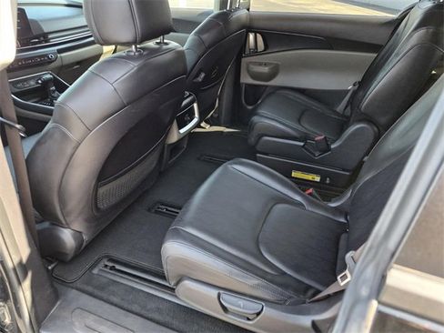 Used 2025 Kia Carnival image 22