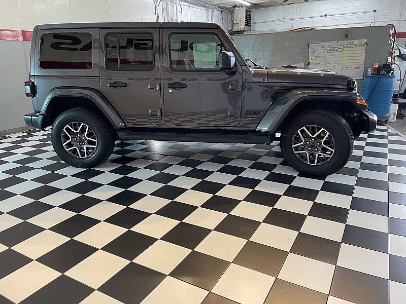 Used 2025 Jeep Wrangler Unlimited Sahara AWD/4WD image 4